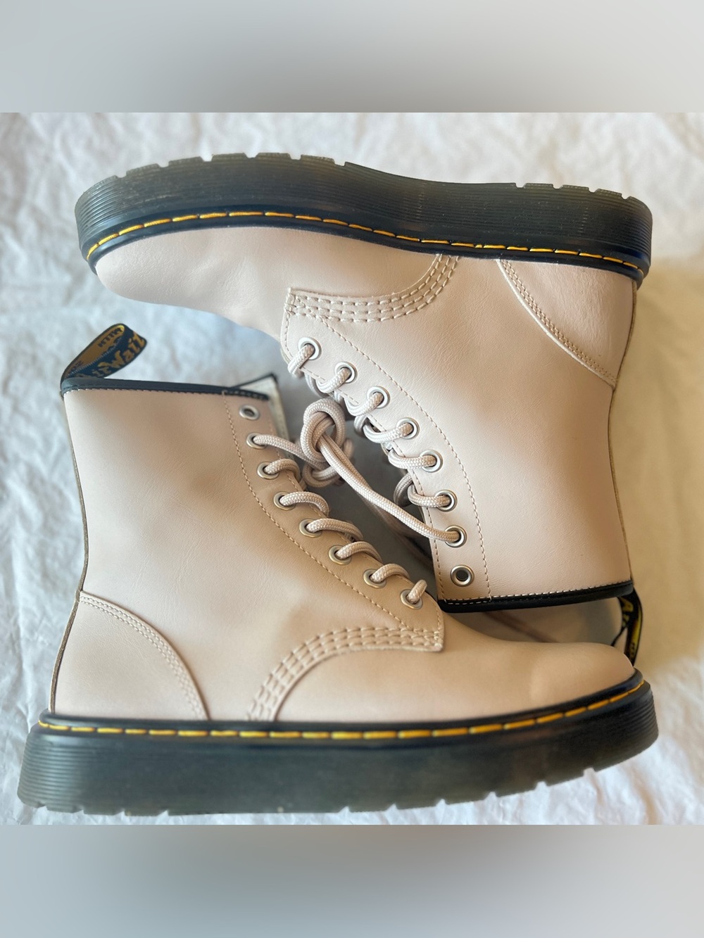 Dr. Martens Zavala 8-Eye Leather Combat Pink Cream Womens US 6 EU 3